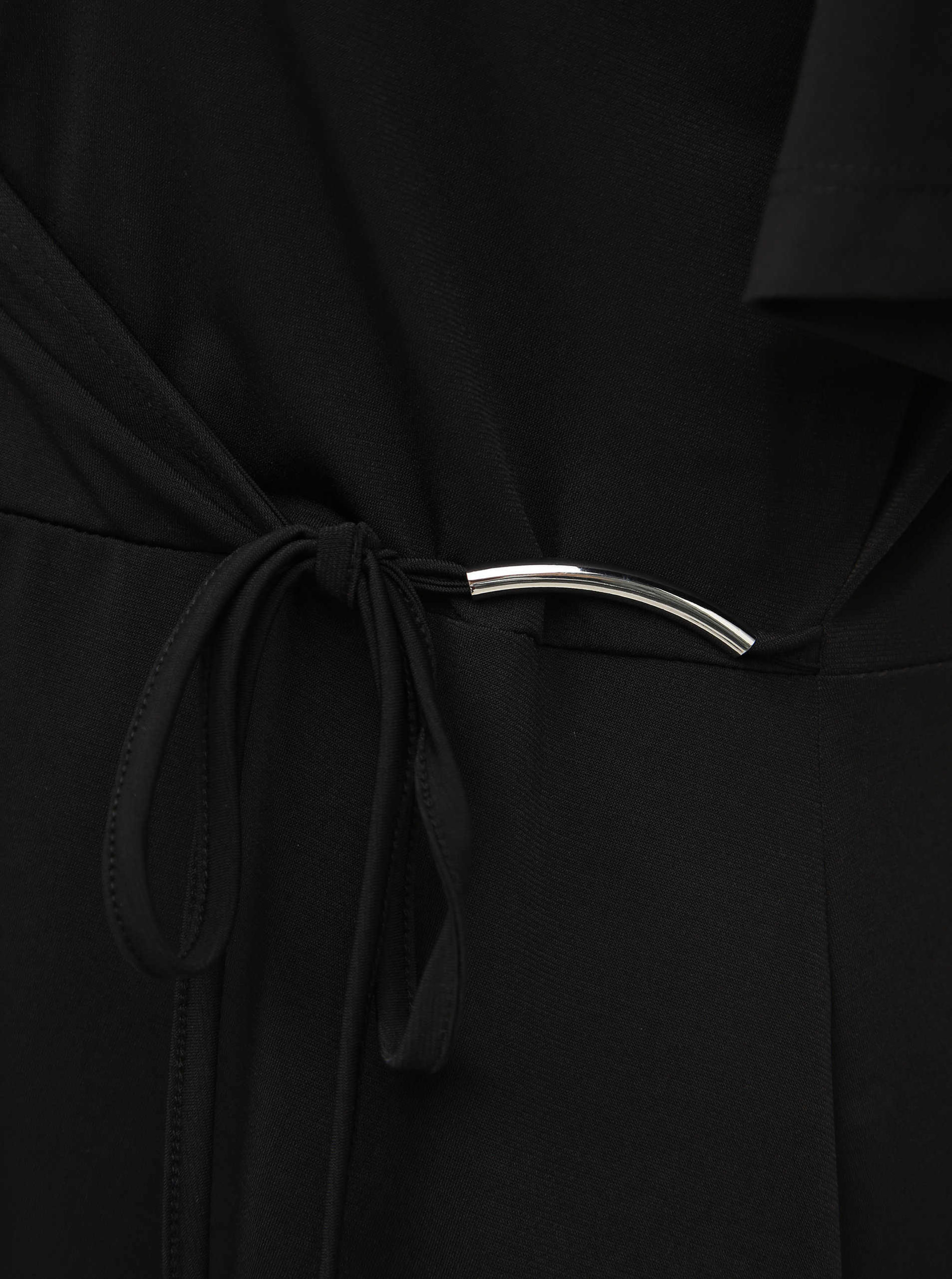 Čierne šaty s prekladom zakončeným ozdobnou sponkou