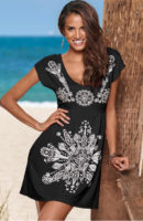 Dámske plážové šaty v čierno-bielej kombinácii s potlačou