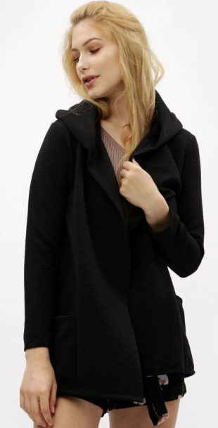 Čierny rebrovaný sveter s kapucňou