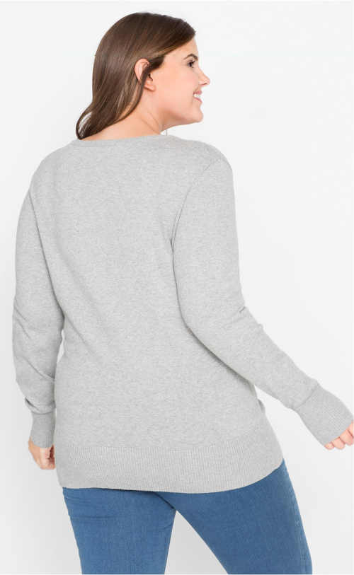 Svetlý sivý sveter pre bacuľaté dievčatá