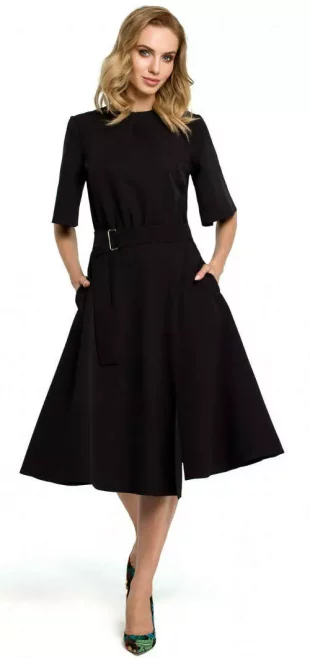Čierne spoločenské šaty pre plnšie tvary so širokou sukňou