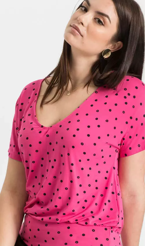 Ružové bodkované tričko s krátkym rukávom a výstrihom do V