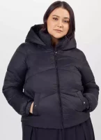 Čierna prešívaná zimná bunda pre plnoštíhlych mužov