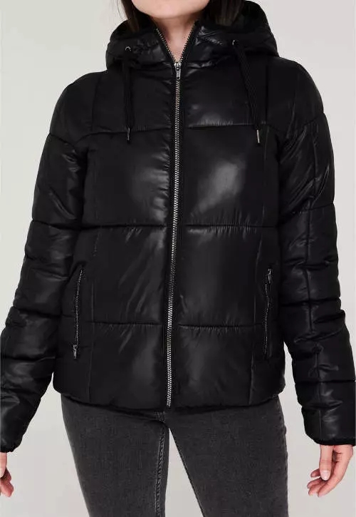Jednofarebná čierna dámska zimná bunda do pása