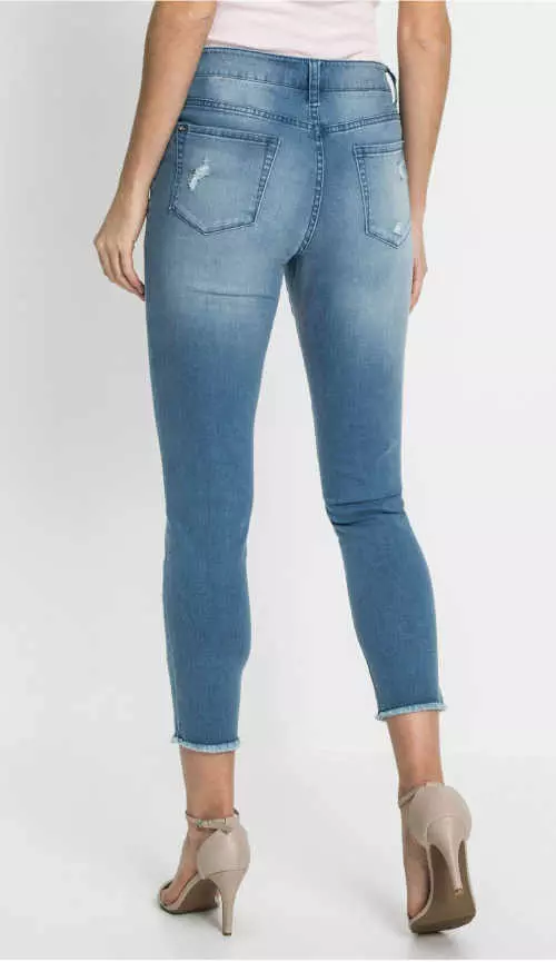 Moderné džínsy s peknou výšivkou