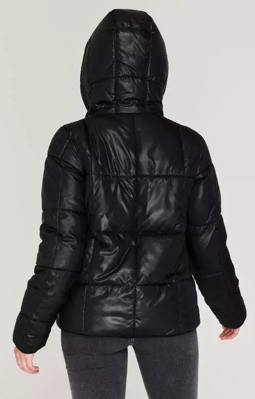 Prešívaná čierna zimná bunda s kapucňou