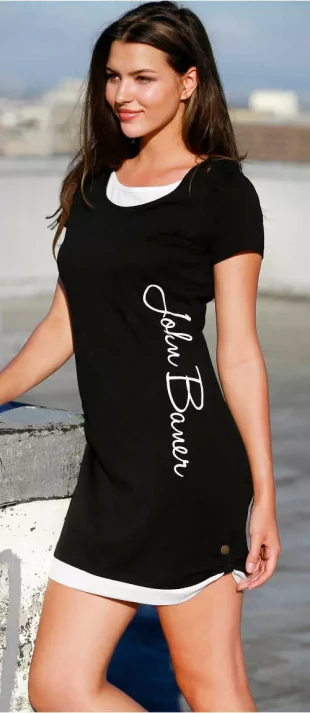 Krátke letné čierne pletené šaty s nápisom na boku