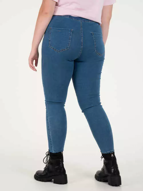 Úzke džínsy so zadnými vreckami
