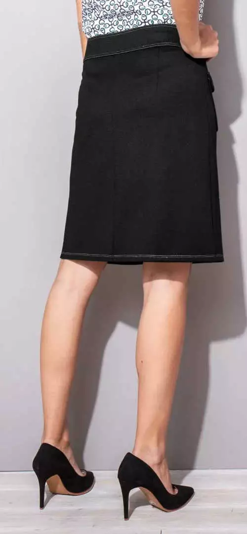 Zľavnená čierna sukňa po kolená