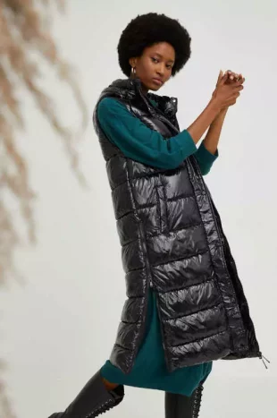 Teplá dlhá dámská vesta s kapucňou v modernom prešívanom dizajne