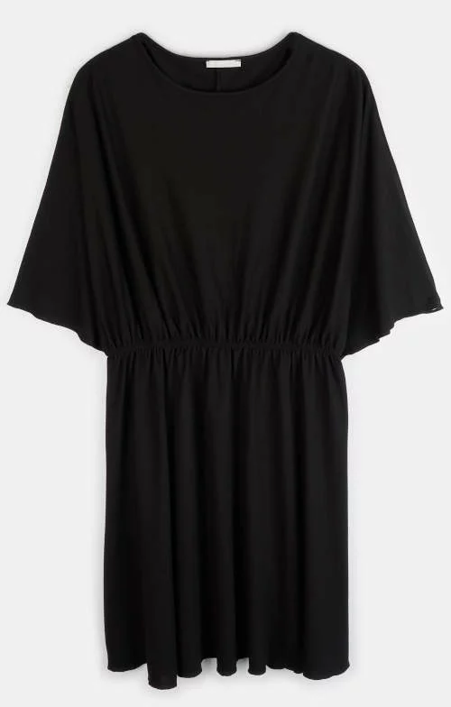 Voľné čierne šaty pre plnoštíhle ženy s trojštvrťovými rukávmi