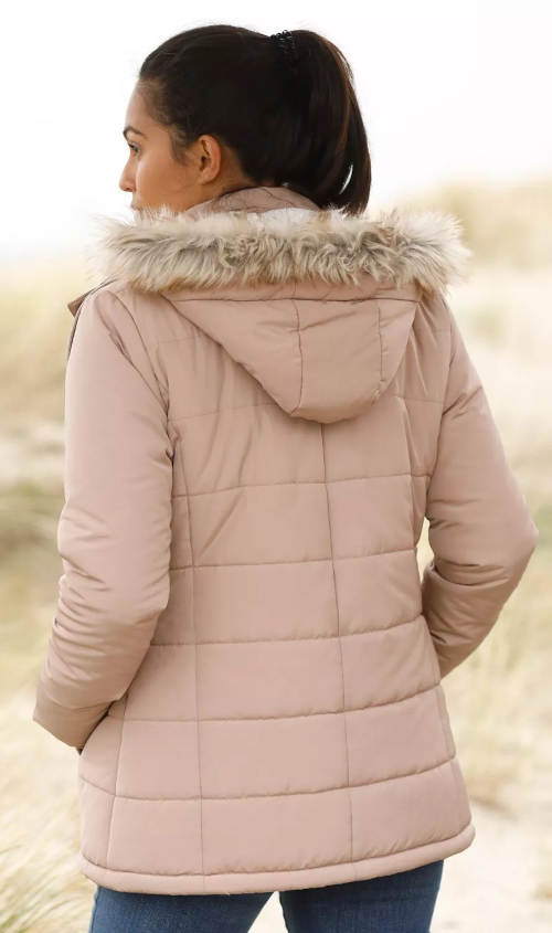 Béžová prešívaná zimná bunda s kapucňou a kožušinou