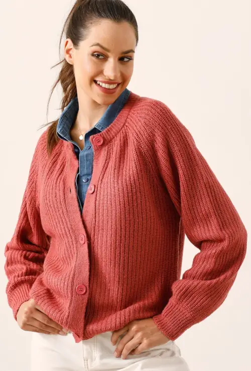 Červený pletený dámsky sveter so zapínaním na veľké gombíky