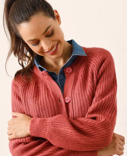 Jednofarebný červený pletený sveter pre moletky