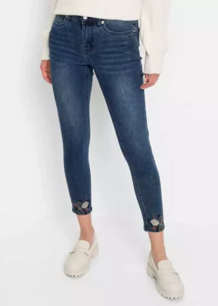 Moderné dámske skinny džínsy pre moletky s jemnou výšivkou